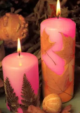 Свеча в кленовых листьях
