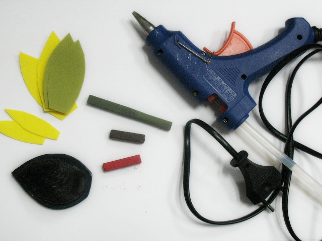 термоклеевой пистолет, молд для текстуры лепостков, лепестки и пастель