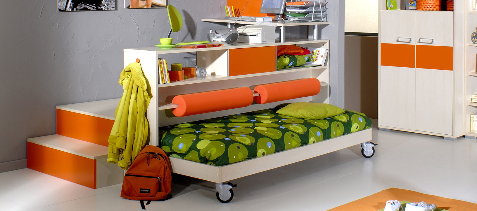 Подиум с выдвижной кроватью и рабочим местом для детской комнаты