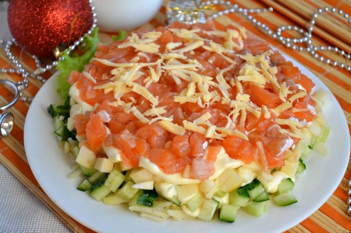 Новогодний салат с картофелем и рыбой