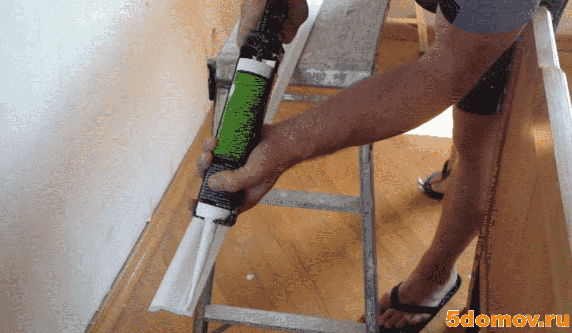 Как клеить потолочные плинтуса к натяжным потолкам