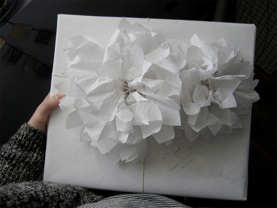 белый бант и белая подарочная коробка - прекрасная идея для упаковки подарка на годовщину отношений