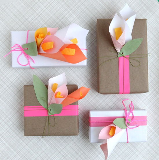 как упаковать подарок используя бумажные цветы