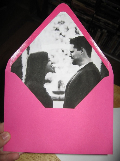идея оформления подарка на 14 февраля, на день валентина - дарим открытку в конверте, у которого внутренняя часть сделана из вашей совместной фотографии