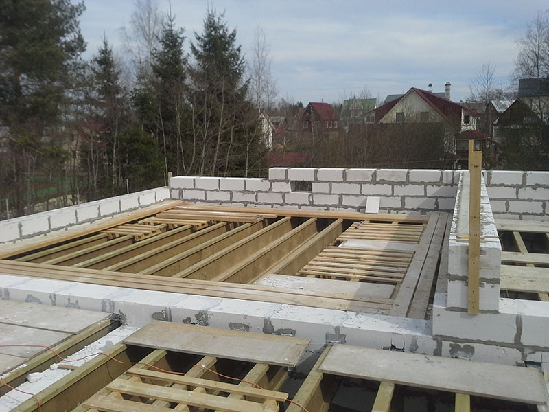 кладка газобетона в дождь