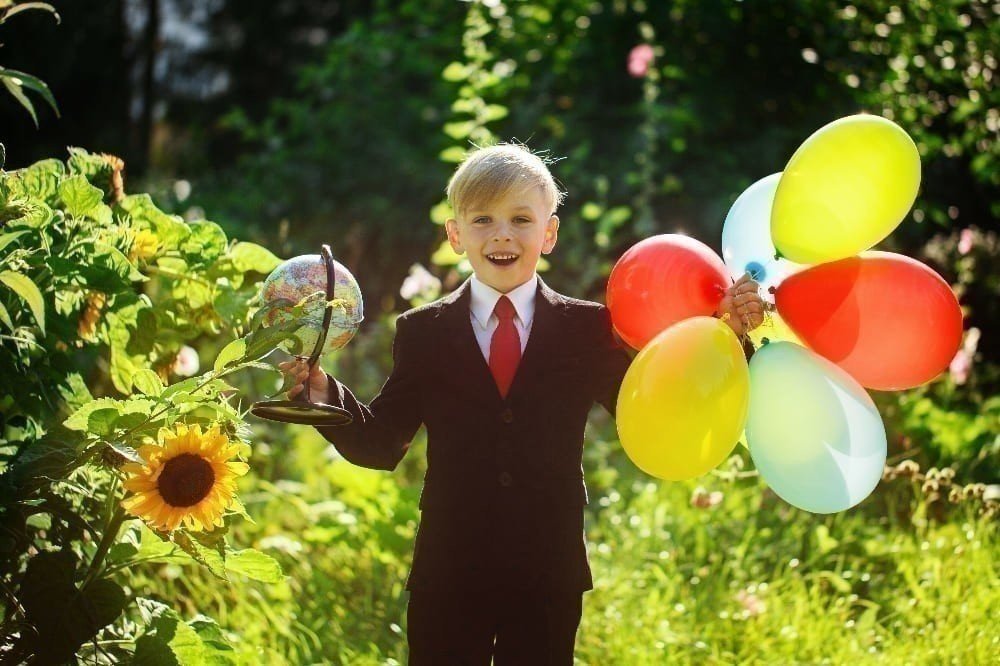 Мальчик с шарами и глобусом на 1 сентября