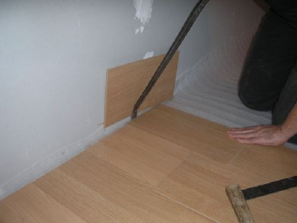 Щели в ламинате на полу: чем замазать между планками, как убрать после укладки