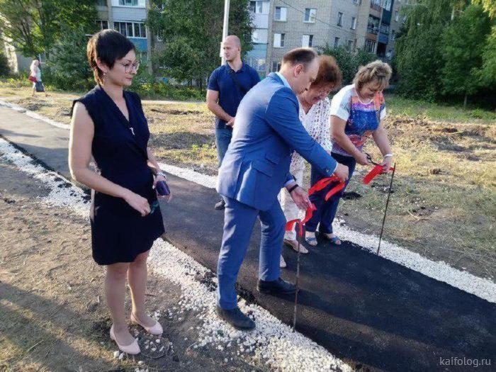 Торжественное открытие тротуара в Тамбове. Кстати, уже ровно через две недели тротуар начал местами разваливаться. Торжественное открытие тротуара в Тамбове. Кстати, уже ровно через две недели тротуар начал местами разваливаться.