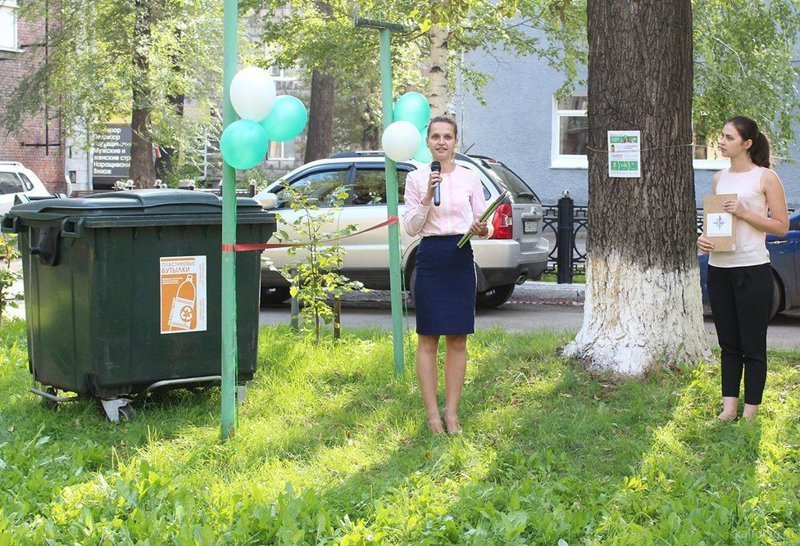 В Новокузнецке прошла торжественная установка мусорного контейнера. В Новокузнецке прошла торжественная установка мусорного контейнера.