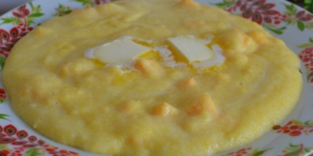 Кукурузная каша с тыквой на плите