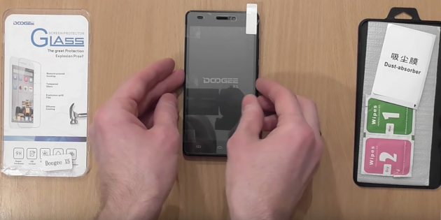 Прежде чем наклеить защитное стекло, примерьте его на смартфон