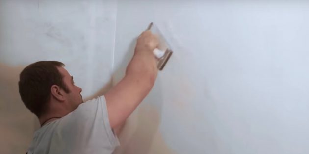 Как выровнять стены шпаклёвкой: шлифуйте сверху вниз плавными круговыми движениями