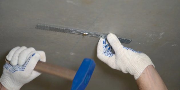 как сделать потолок из гипсокартона: закрепите подвесы
