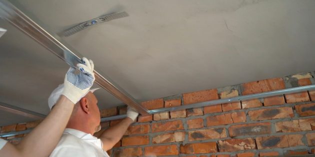 Установите основные профили каркаса