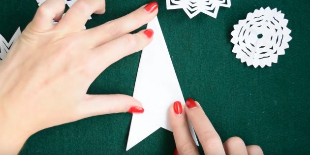 Загните левую часть как сделать снежинки из бумаги своими руками: загните левую часть