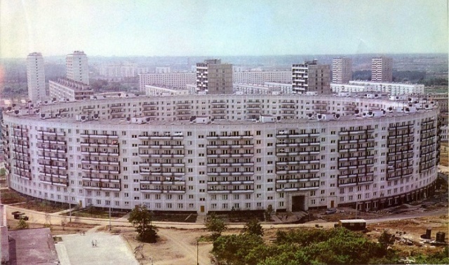 Как и почему в Москве появились огромные "дома-бублики" (13 фото)
