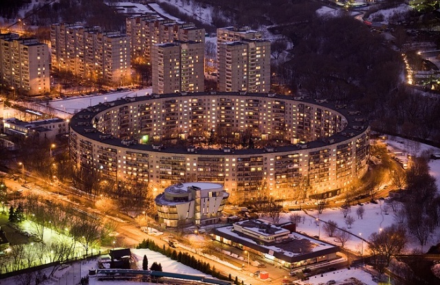 Как и почему в Москве появились огромные "дома-бублики" (13 фото)