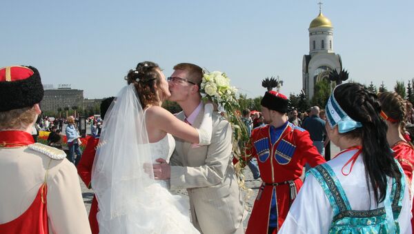 Свадебные гуляния накануне Красной горки на Поклонной горе