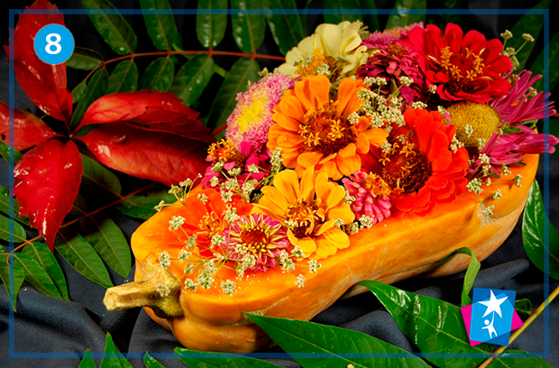 Дари осені: композиція з гарбузом і квітами