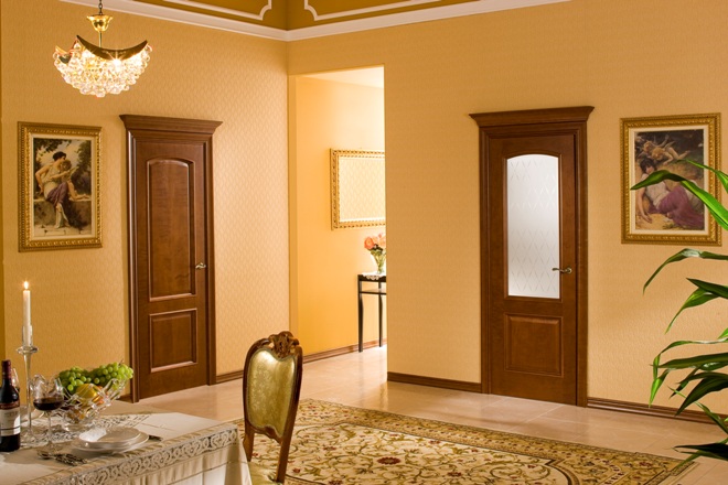Интерьеры для квартир со светлыми дверями и светлым полом