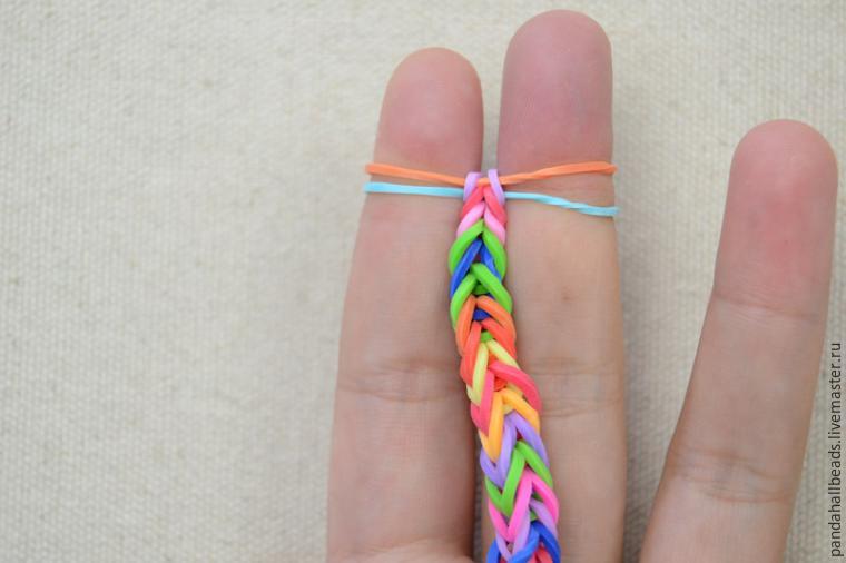 Плетем на пальцах браслетик из резиночек, фото № 12