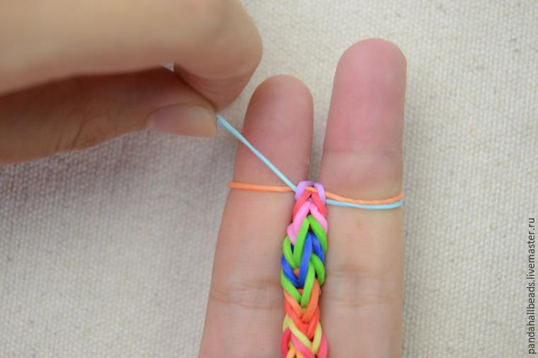 Плетем на пальцах браслетик из резиночек, фото № 13