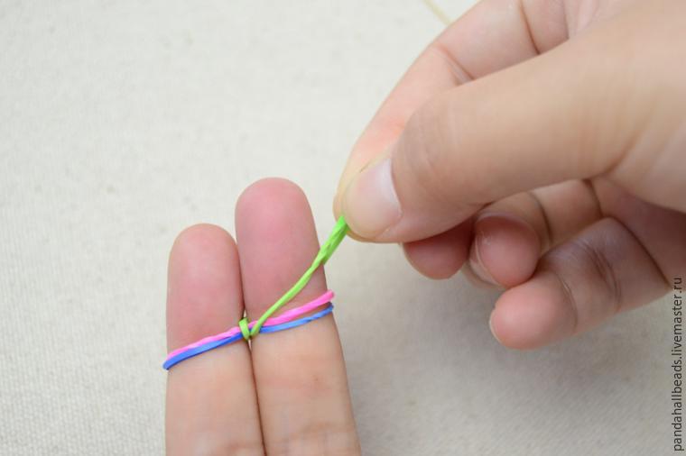 Плетем на пальцах браслетик из резиночек, фото № 6
