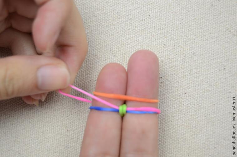 Плетем на пальцах браслетик из резиночек, фото № 8
