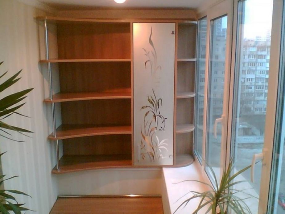 Шкафчики на балконе: 40 уютных идей для обустройства, фото № 25