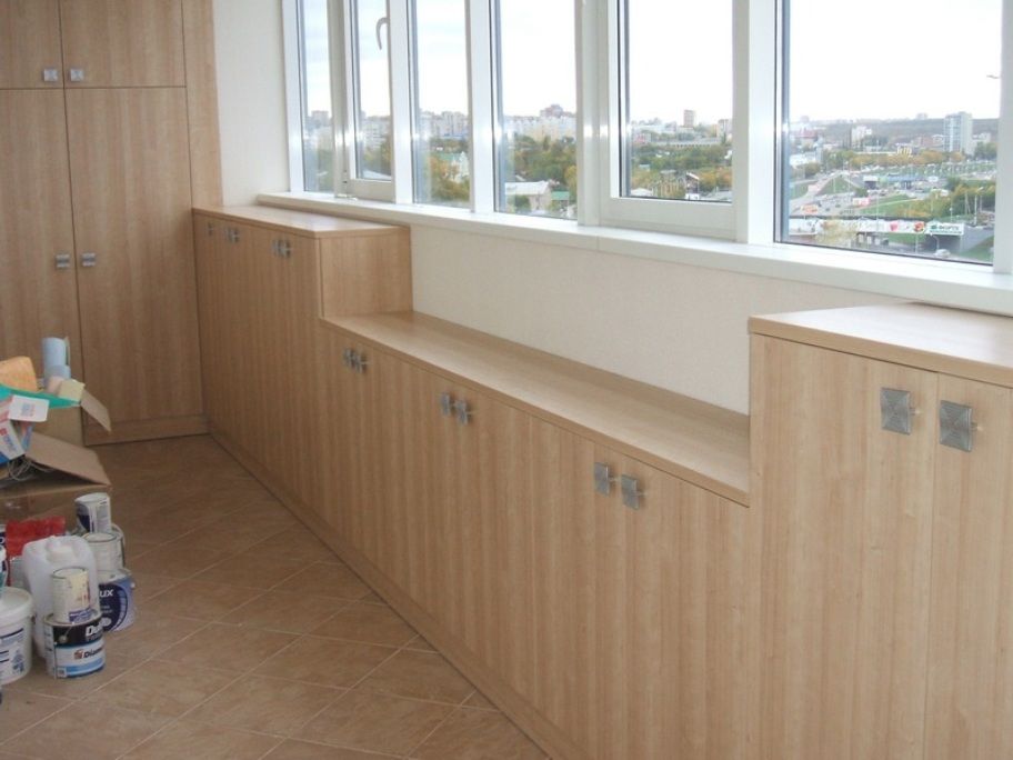 Шкафчики на балконе: 40 уютных идей для обустройства, фото № 31