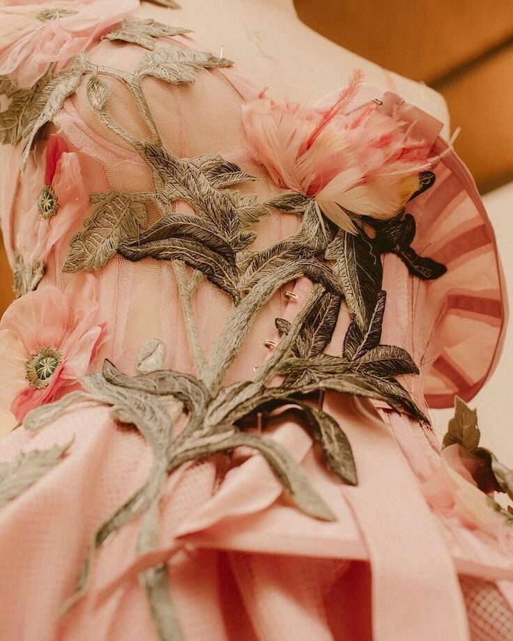 Цветы из ткани в работах дизайнеров и мастеров вышивки, фото № 29
