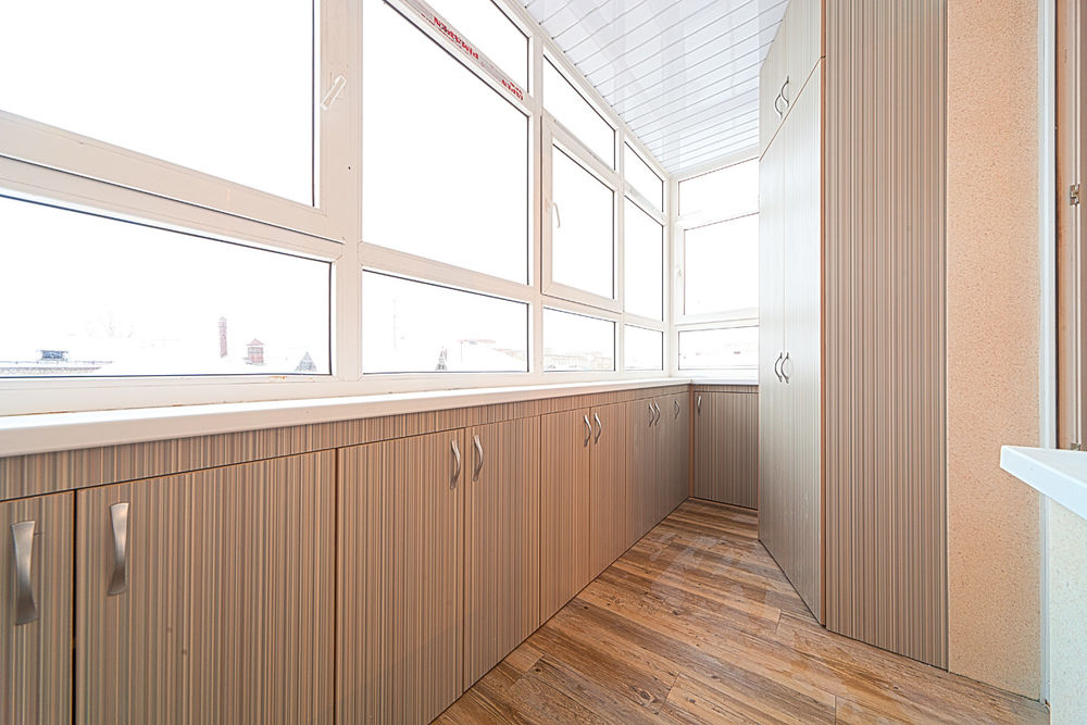Шкафчики на балконе: 40 уютных идей для обустройства, фото № 37