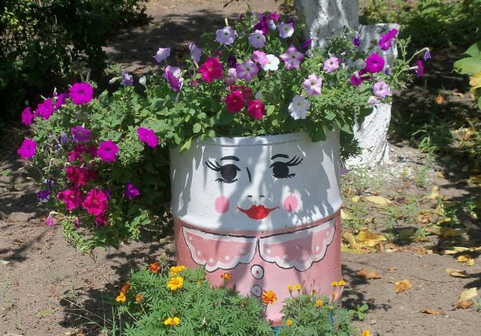 Цветущая клумба из бочки – самый интересный способ оформления цветников на приусадебной территории