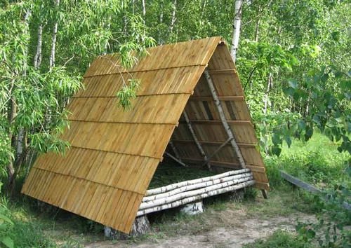 Сделать шалаш можно и на даче