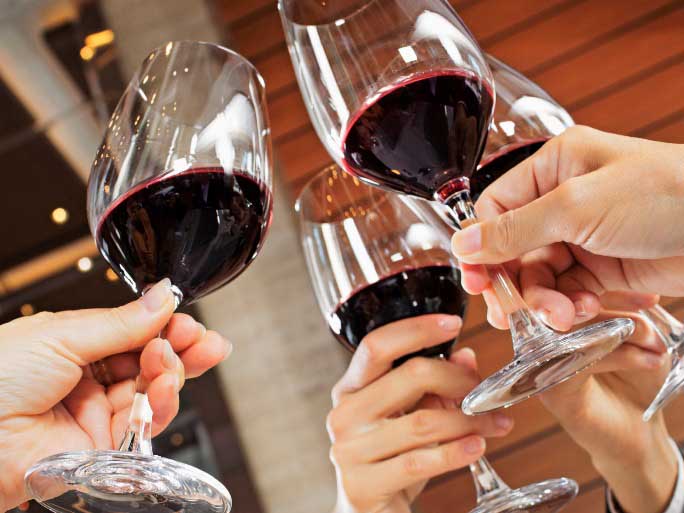 Домашнее вино из винограда «Изабелла» всегда получается вкусным и символизирует семейные традиции