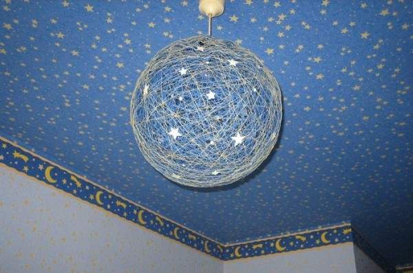 Идеи для декора дома своими руками - шар из ниток как светильник