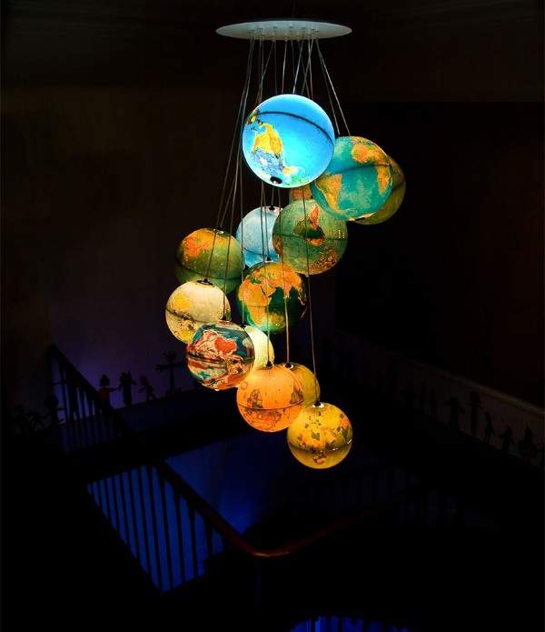 Идеи для дома из ненужных вещей - люстра светильник из глобусов