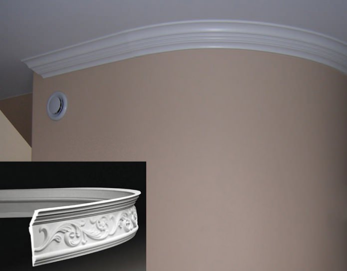 Плинтус для натяжного потолка резиновый фото