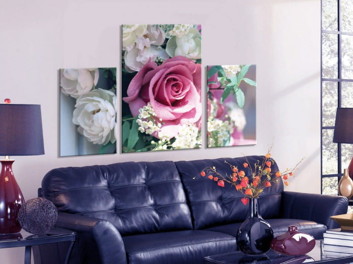 Модульная картина с розами в интерьере гостиной