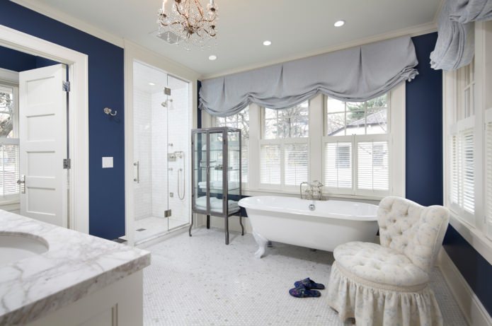 белая мозаика на полу в ванной