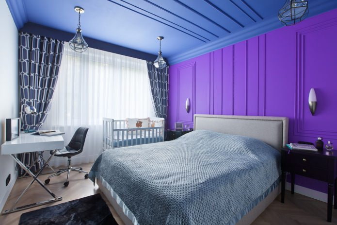 синий потолок и фиолетовая стена