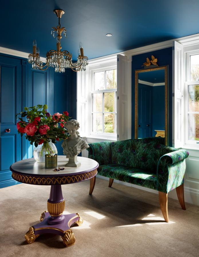 синий потолок в комнате в стиле классика