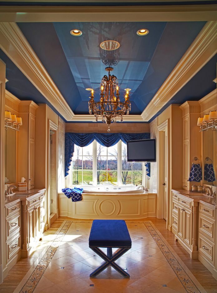 синий потолок в ванной в стиле классика