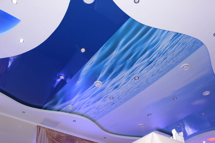 синий натяжной потолок с фотопечатью