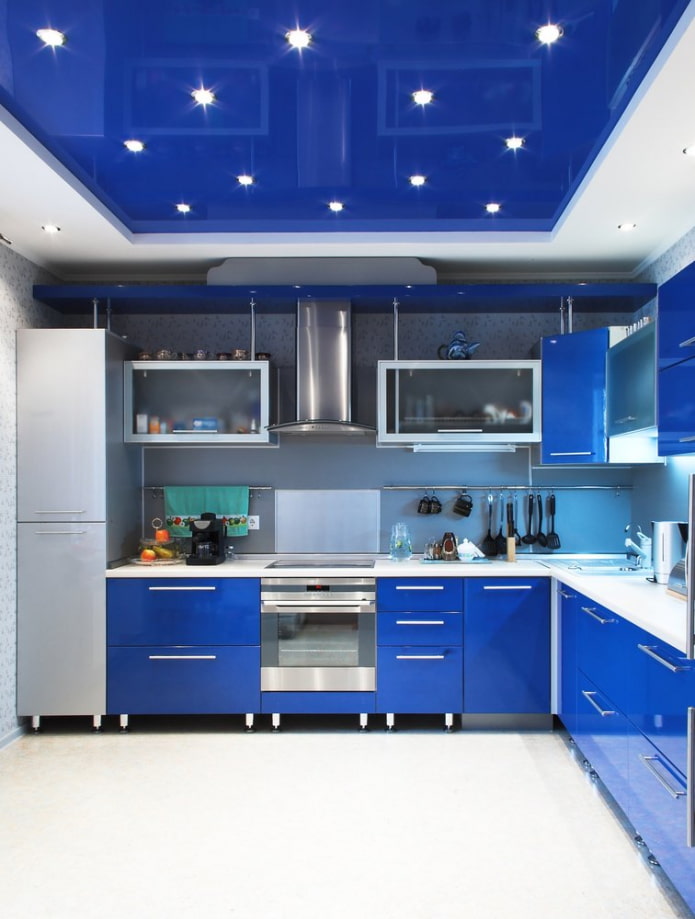 синий натяжной потолок на кухне