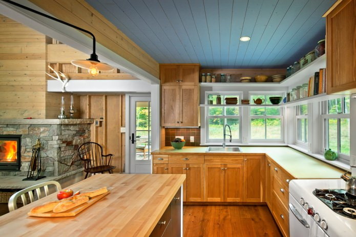 кухня в стиле кантри с синим деревянным потолком