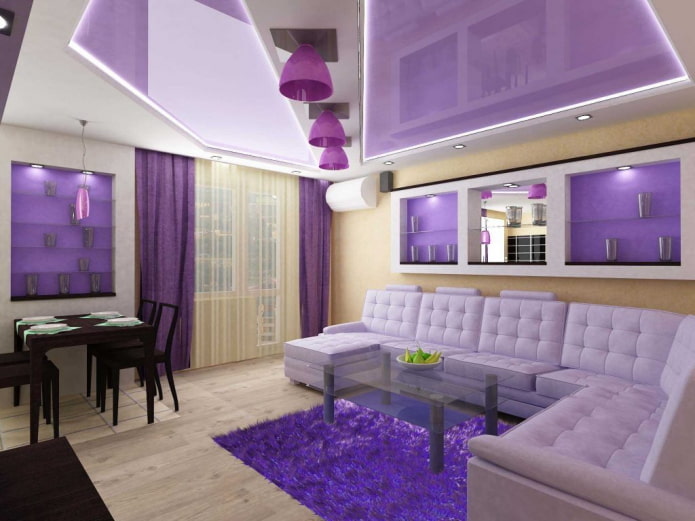 фиолетово-белый потолок в гостиной