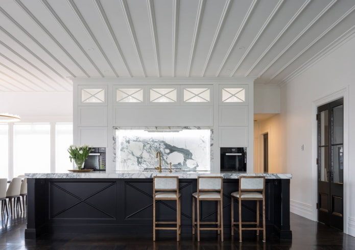 панельный потолок в интерьере кухни