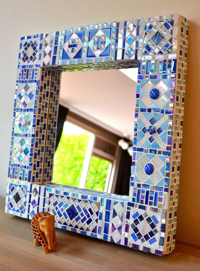 зеркало в мозаичной рамке в интерьере