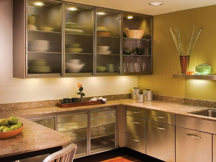 шкафы на кухне с подсветкой до потолка